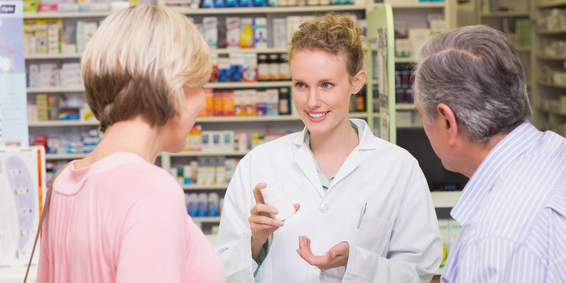 Młoda farmaceutka w pracy